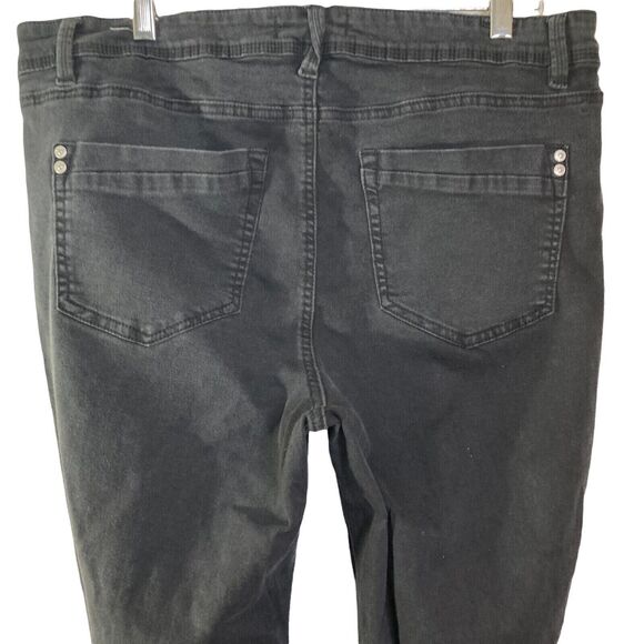 Almost Famous Jeans Womens Size 18 Distressed Black Cuffed - Picture 6 of 8